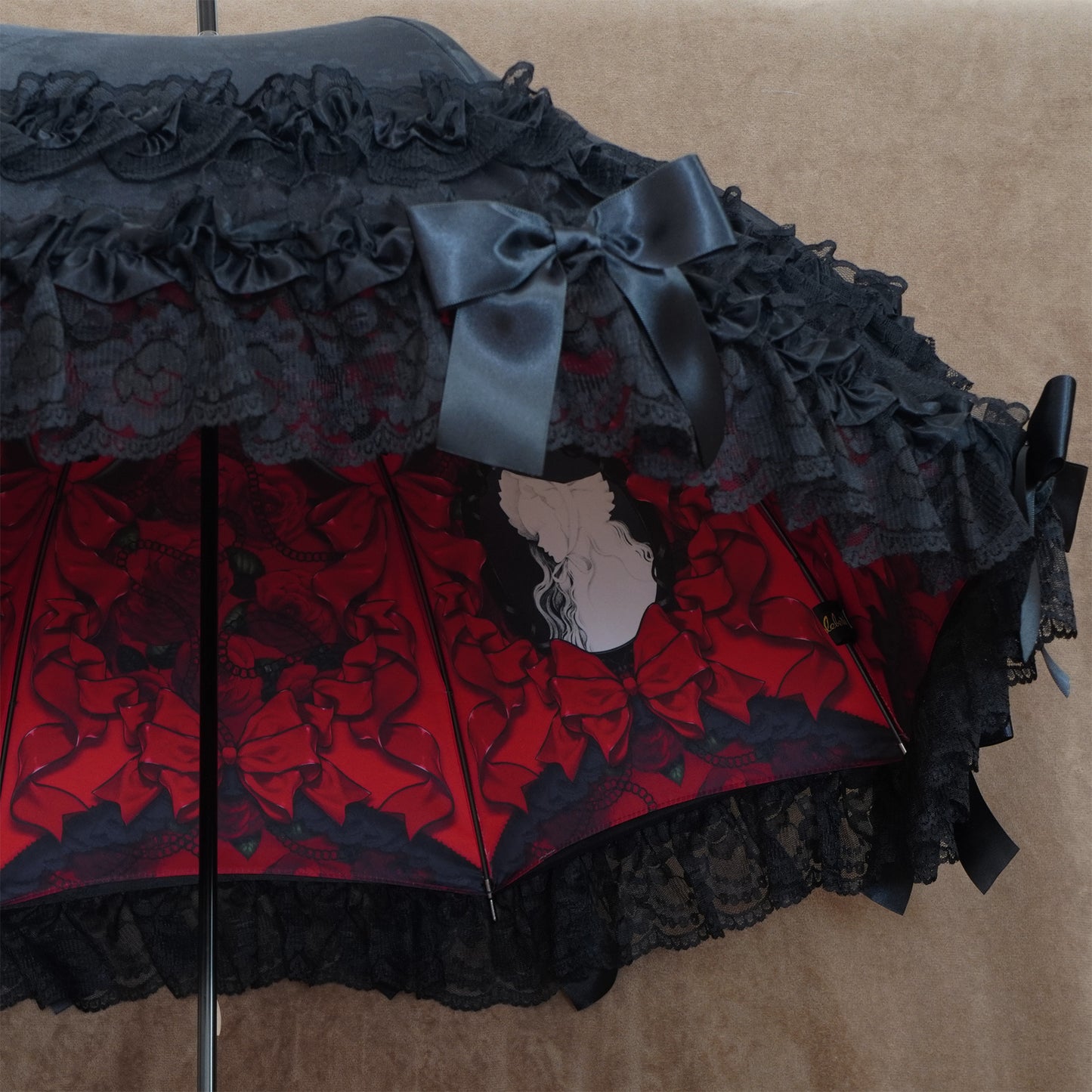 赤薔薇の展覧会 - パゴダ 晴雨兼用 雨傘 UVカット 長傘 ショート丈 フリル リボン